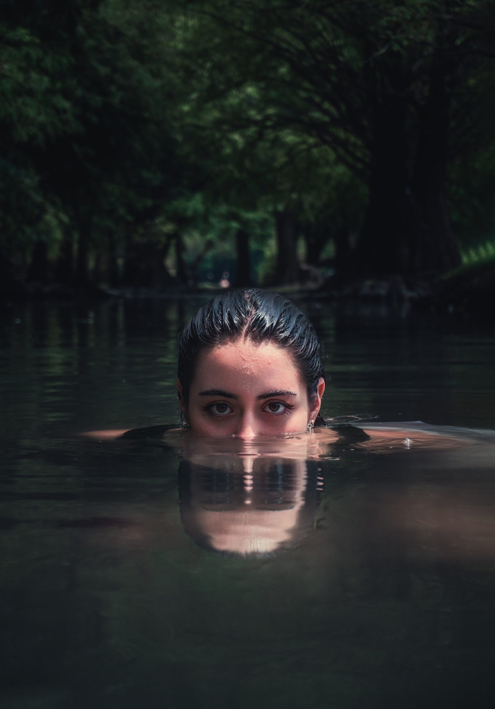 Retrato bajo el agua, reflejo cristalino.