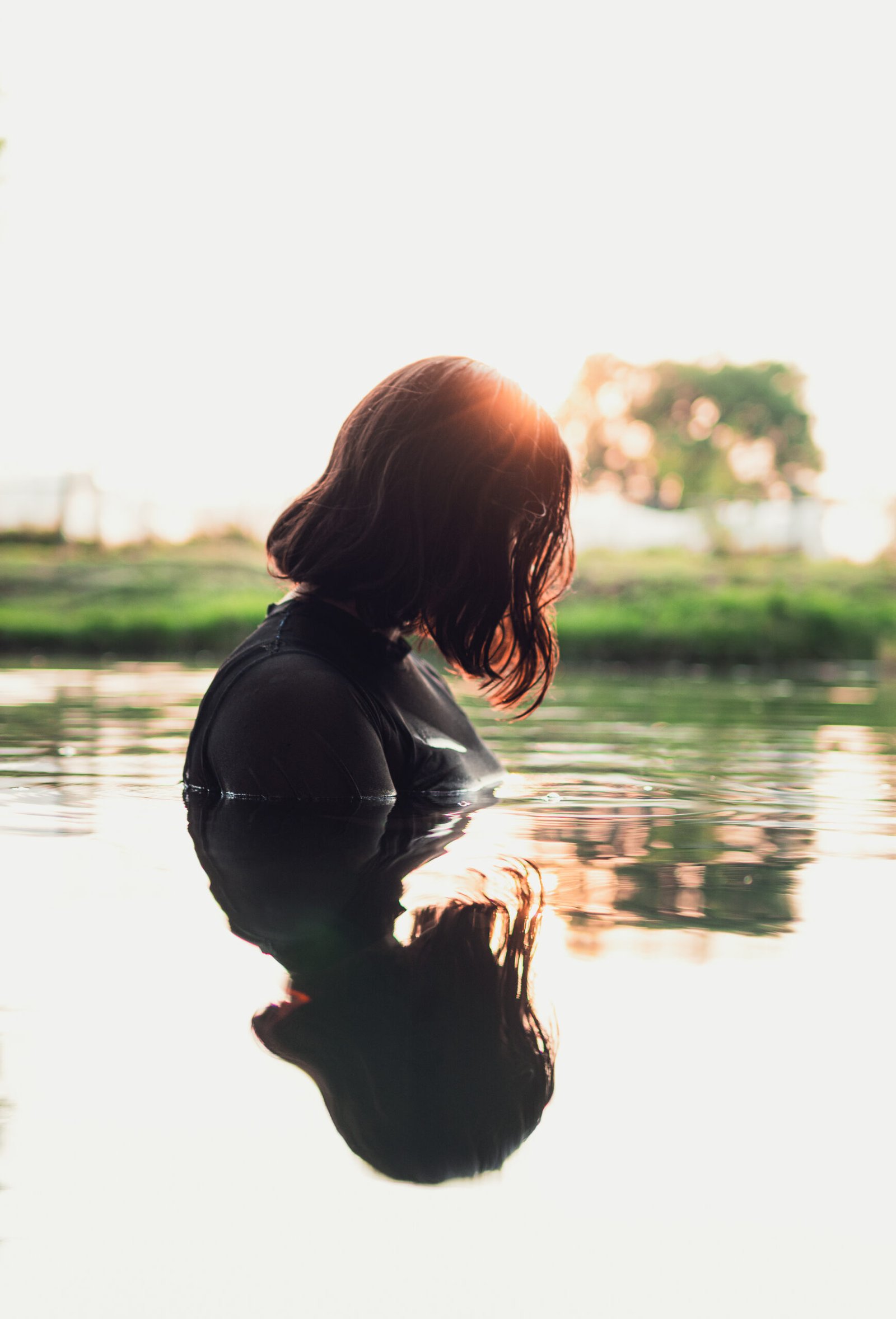 Fotografía bajo el agua, sombra y su reflejo al atardecer.